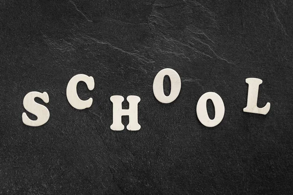 Het Woord School Gemaakt Met Houten Letters Een Zwarte Achtergrond — Stockfoto