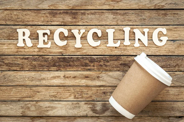 Das Wort Recycling Auf Holzbuchstaben Und Pappbecher Geschrieben Text Auf — Stockfoto
