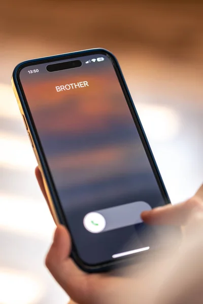 Zbliżenie Dzieci Ręce Trzymając Telefon Bratem Przychodzące Połączenie Wyświetlaczu Rozmytym — Zdjęcie stockowe