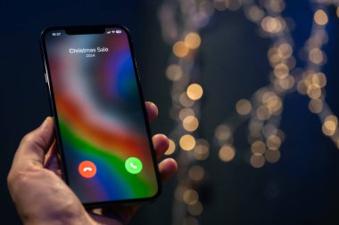 Noel Satışı 'ndan gelen arama ekranı Bokeh' in koyu bulanık arka planında..