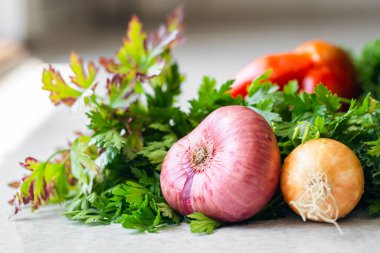 Mutfak masasının üstünde soğan ve maydanoz, inorganik yiyecekler, makro shot..