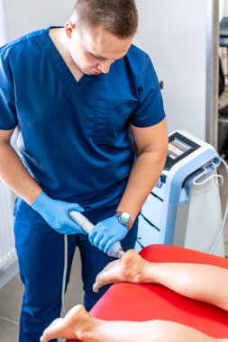 Şok dalgası terapisi, manyetik alan, rehabilitasyon, fizyoterapist doktor hastaların topuklarına ameliyat yapar..