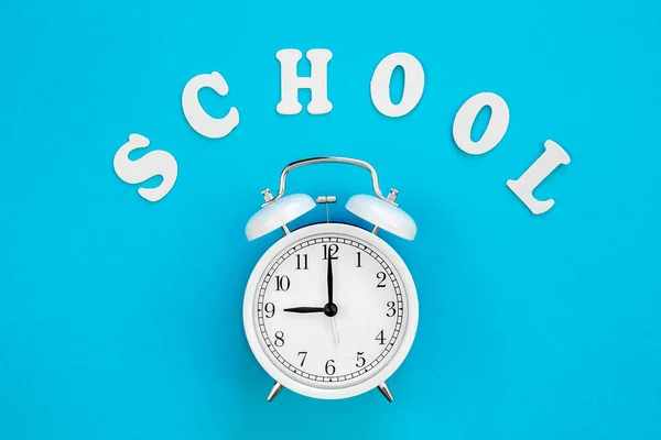 Wekker Klok Woord School Blauwe Achtergrond Bovenaanzicht Terug Naar School — Stockfoto