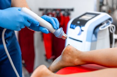 Şok dalgası terapisi, manyetik alan, rehabilitasyon, fizyoterapist doktor hastaların topuklarına ameliyat yapar..