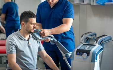 Sırtın elektromanyetik terapisi, fizyoterapist doktor son derece etkili ağrı tedavisi ve iltihap tedavisi için tıbbi ekipman kullanır. Manyetik alan, rehabilitasyon, manyetoterapi..