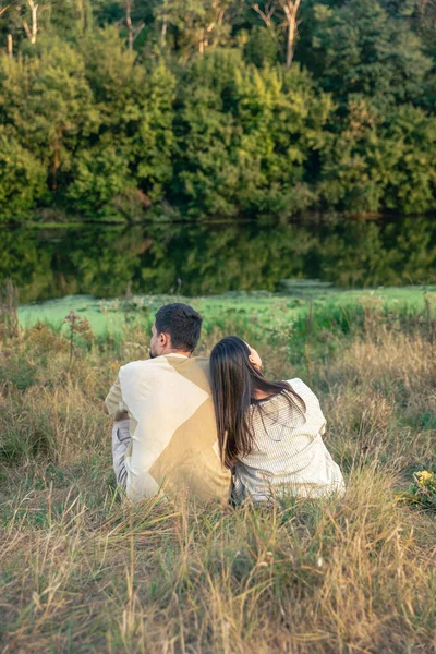 Caucásico Pareja Amante Juntos Admirar Romántico Hermoso Paisaje Del Lago — Foto de Stock