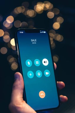 Satıştan gelen arama ekranı Bokeh 'le birlikte koyu bulanık bir arkaplanda..