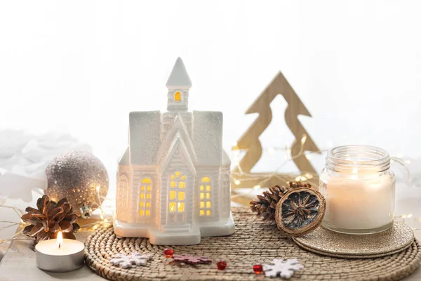 舒适的冬天静谧的生活 圣诞装饰品 小房子 白色背景的节日装饰细节 大气丑闻 — 图库照片