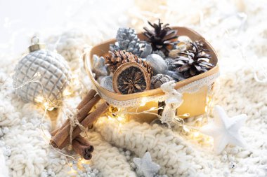 Samimi kış hayatı, rahat battaniyenin üzerindeki Noel süsleri, atmosferik İskandinav havası, yakın çekim..