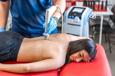 Extracorporeal şok terapisi, boyun ve sırt kasları için fizik tedavi, şok dalgaları ile omurga, ağrı kesici, normalleşme ve yenilenme, canlandırma iyileşme süreci.