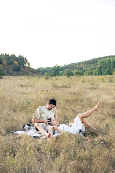 Tarladaki çekici kadın ve erkek, doğada birlikte aşıklar, açık havada çıkıyorlar..