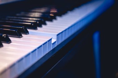 Bulanık arkaplanda piyano tuşlarını kapat, müzik arkaplanı.