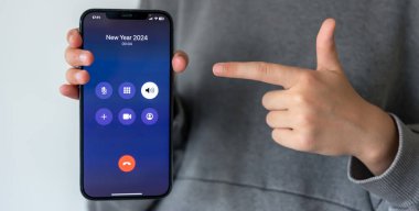 Yeni Yıl 2024 'ten gelen arama ekranı bulanık bir arka planda..