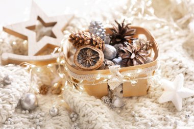 Samimi kış hayatı, rahat battaniyenin üzerindeki Noel süsleri, atmosferik İskandinav havası, yakın çekim..