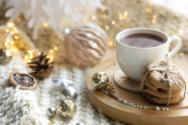 Зимова Композиція Чашкою Какао Шоколадного Печива Розмитому Фоні Різдвяним Декором — стокове фото