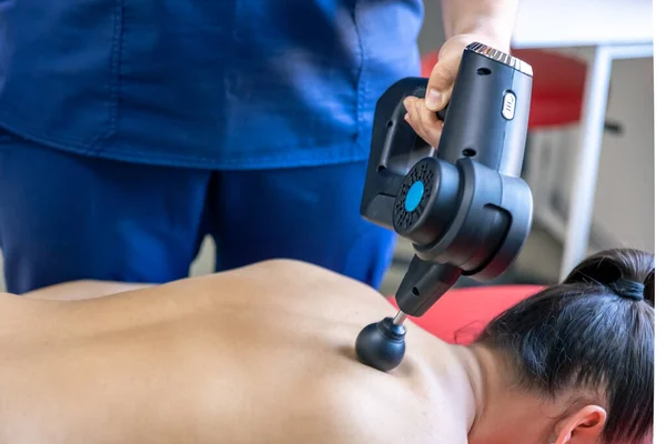 Mano Del Terapeuta Tiene Massaggiatore Vibratorio Terapeutico Fisioterapia Recupero Muscolare — Foto Stock