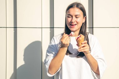 Waffle külahında lezzetli dondurması olan mutlu genç kadın, boşluğu kopyala..