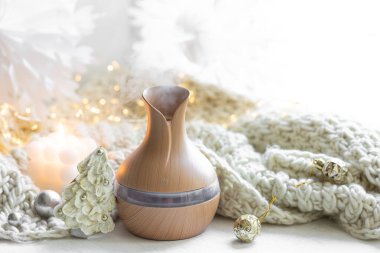 Gerekli yağ aromalı sıcak kış kompozisyonu, nemlendirici havadaki su maddelerini dağıtıyor, boşluğu kopyalıyor.