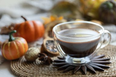 Sıcak bir sonbahar kompozisyonu ve arka planda bir fincan sıcak içecek..