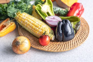 Mutfak masasında taze sebzeler, yakın plan, sağlıklı beslenme ve organik gıda konsepti..