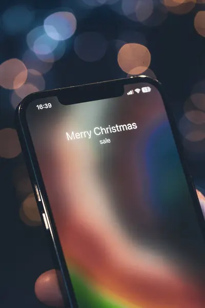 Экран Входящего Звонка Счастливого Рождества Руках Темном Размытом Фоне Боке — стоковое фото