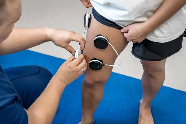 Das Verfahren Der Myostimulation Den Beinen Einer Frau Reha Physiotherapie — Stockfoto