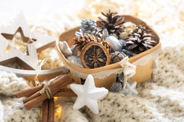 Samimi kış hayatı, rahat battaniyenin üzerindeki Noel süsleri, atmosferik İskandinav havası, yakın çekim..