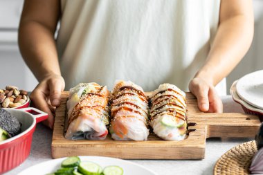 Taze sebzeli, karidesli, fıstık soslu, sağlıklı gıda kavramlı yaz çörekleri..