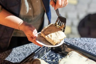 Bir kadın aile partisinde tabağa kurabiye koyar. Ev yapımı yemek konsepti..