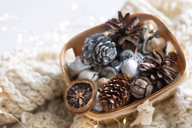 Samimi kış hayatı, rahat battaniyenin üzerindeki Noel süsleri, atmosferik İskandinav havası, yakın çekim..