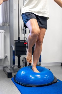 Bosu topu, kadın ve spor salonunda denge egzersizi. Yaralı insanlar için fizik tedavi kavramı..