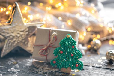 Bulanık bir arkaplanda Noel hediyesi kutusu ve zencefilli ekmek olan rahat kompozisyon, tatil konsepti, Noel atmosferi.
