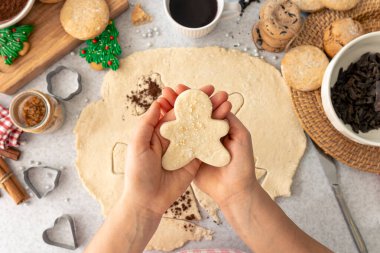 Mutfaktaki kadınların ellerinde hamurdan zencefilli çörek adam şekli, Noel kurabiyeleri pişirmek..