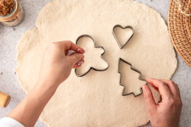 Kadın elleri şekilleri keser ve Noel kurabiyeleri yapar, evde pişirir, üst manzara....