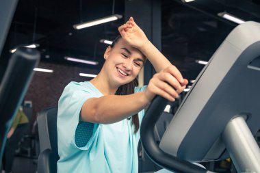 Bisikletli yorgun bir kadın spor salonunda kardiyo antrenmanı yapıyor genç bir kadın spor salonunda egzersiz yapıyor..