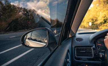 Arabalardaki yol manzarası dikiz aynası, kişisel araba ile seyahat..