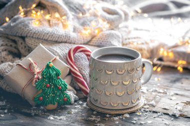 Bir fincan kakao ve dekoratif detaylarla kış kompozisyonu, kış havası, tatil dekorasyonu, sihirli Noel.