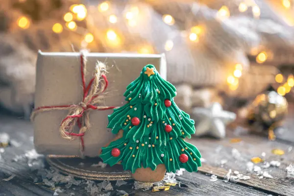 Bulanık bir arkaplanda Noel hediyesi kutusu ve zencefilli ekmek olan rahat kompozisyon, tatil konsepti, Noel atmosferi.