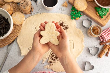 Mutfaktaki kadınların ellerinde hamurdan zencefilli çörek adam şekli, Noel kurabiyeleri pişirmek..