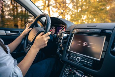 Kadın sürücüler ellerini arabanın içindeki direksiyona koyuyor, yolculuk konsepti ve arabayla seyahat..