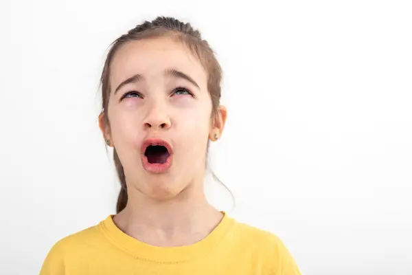 Lustiges Kleines Kaukasisches Mädchen Gelbem Shirt Schaut Überrascht Zur Seite lizenzfreie Stockfotos