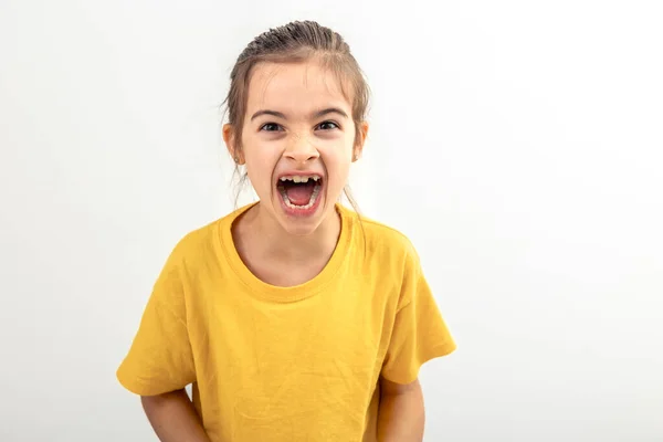 Wütendes Kleines Mädchen Gelbem Shirt Schreit Auf Weißem Hintergrund Isoliert Stockbild