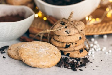 Mutfak masasında çikolata parçacıklı kurabiyeler, ev yapımı kurabiyeler, Noel pastası..