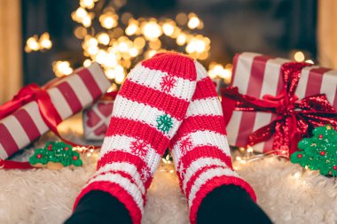 Noel çorapları içinde çoraplar şöminenin yanında. Kışın hediye kutuları, evde dinlenme, kapatma..