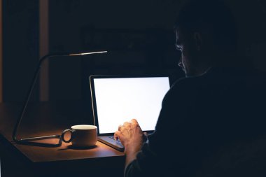 İş adamı uzaktan kumandalı mesai yapıyor. Öğrenci gece geç saatlerde internette öğreniyor. Karanlık ofisteki adam iş yerinde laptop kullanıyor..