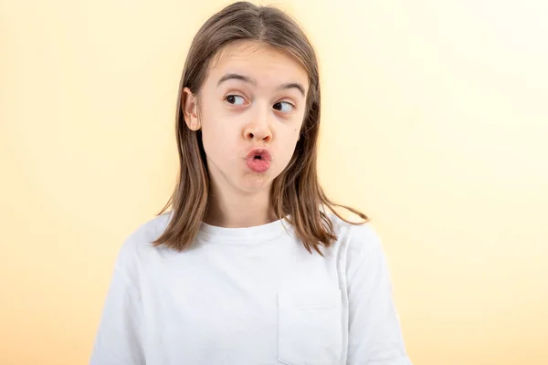 Une Adolescente Grimace Avec Ses Lèvres Dans Tube Sur Fond Photos De Stock Libres De Droits