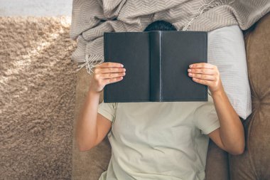 Bir kadın evinde kitap okuyor, kanepede uzanıyor, yüzünü bir kitapla örtüyor, yukarıdan bakıyor. Bir öğrenci kitap okuyor, yalnız dinleniyor..