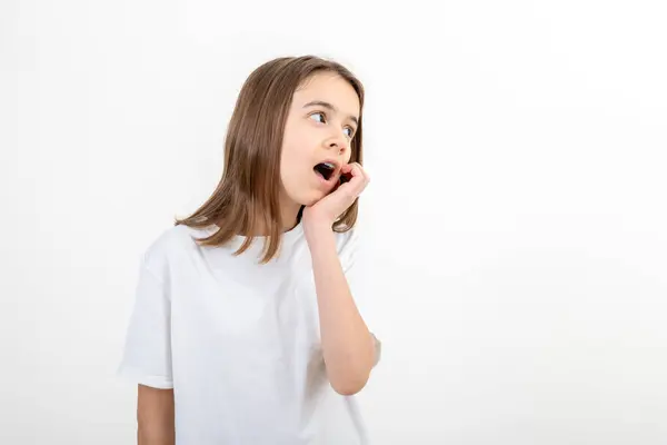 Ein Teenie Mädchen Weißen Shirt Mit Weit Geöffnetem Mund Hält Stockfoto