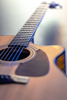 Akustik gitar, müzik aleti, koyu siyah bir zemin üzerinde dinleniyor. Ahşap klasik gitar yakın plan..