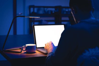İş adamı uzaktan kumandalı mesai yapıyor. Öğrenci gece geç saatlerde internette öğreniyor. Karanlık ofisteki adam iş yerinde laptop kullanıyor..